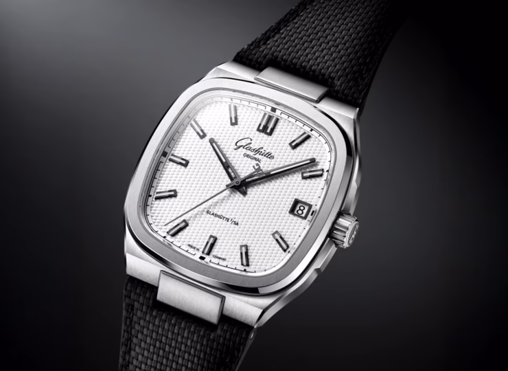 GLASHÜTTE ORIGINAL 70s 39 x 39mm シルバー文字盤 ステンレススティール ブラック ラバーストラップ 1-36-11-01-02-66