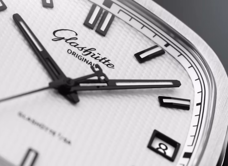 GLASHÜTTE ORIGINAL 70s 39 x 39mm シルバー文字盤 ステンレススティール ブラック ラバーストラップ 1-36-11-01-02-66