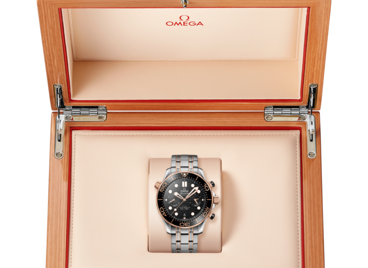 OMEGA シーマスター ダイバー300M クロノグラフ 44mm ブラック文字盤 ステンレススティール&セドナゴールド ブレスレット 210.20.44.51.01.001 外箱