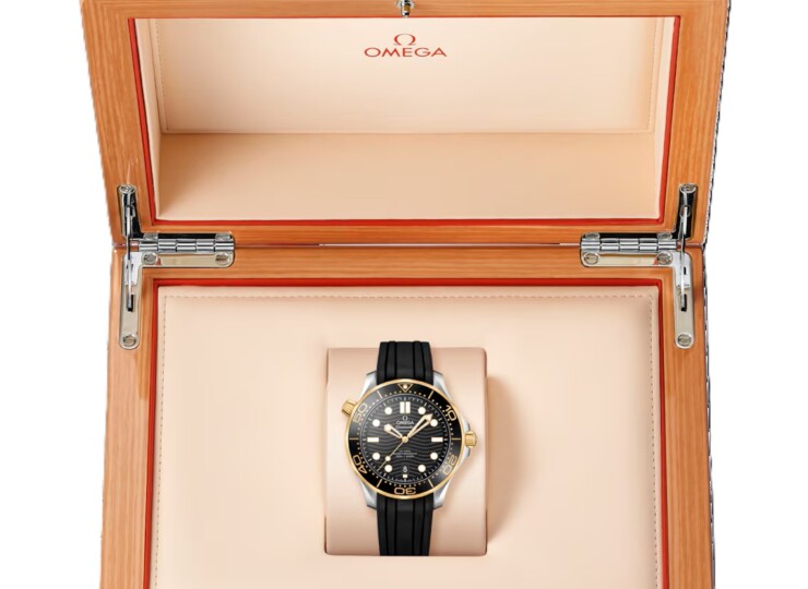 OMEGA シーマスター ダイバー300M 42mm ブラック文字盤 ステンレススティール&イエローゴールド 210.22.42.20.01.001