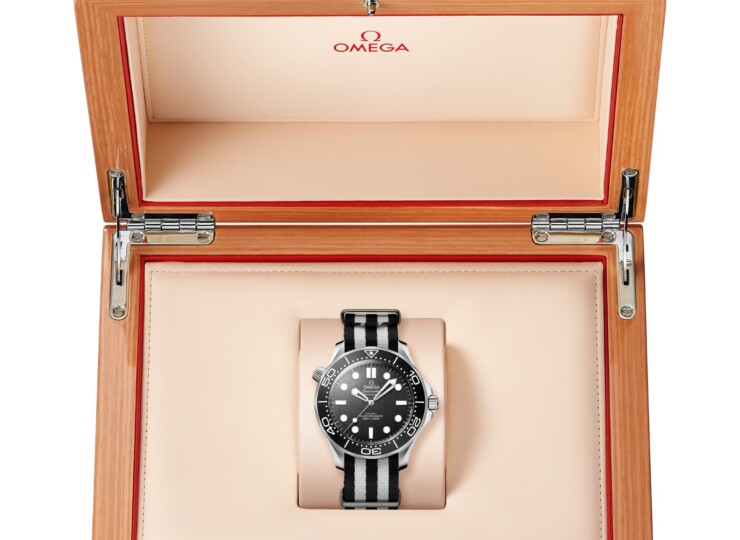 OMEGA シーマスター ダイバー300M 42mm ブラック文字盤 ステンレススティール NATOストラップ 210.32.42.20.01.005