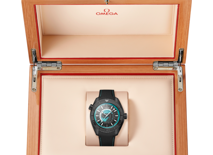 OMEGA シーマスター プラネットオーシャン 600M GMT ワールドタイマー 45.5mm ブラック文字盤 ブラックセラミック ブラック・ラバーストラップ ターコイズ・アクセント 215.92.46.22.01.006 外箱