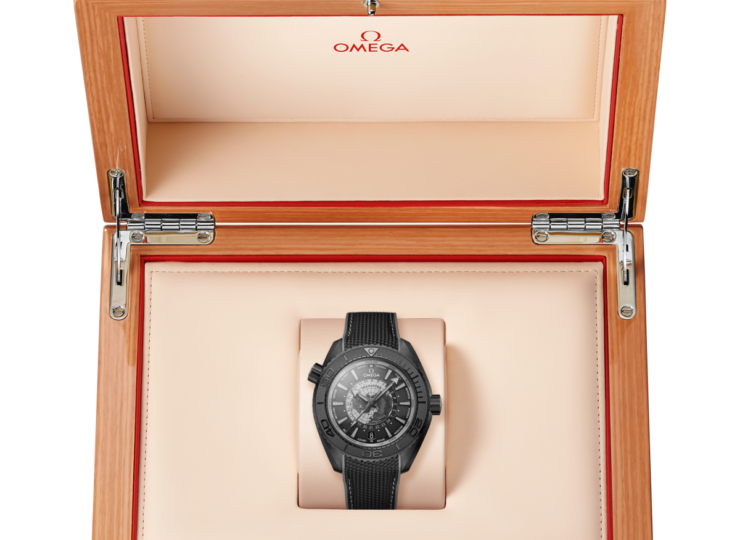 OMEGA シーマスター プラネットオーシャン 600M GMT ワールドタイマー 45.5mm ブラック文字盤 ブラックセラミック ブラック・ラバーストラップ グレー・アクセント 215.92.46.22.01.007 外箱