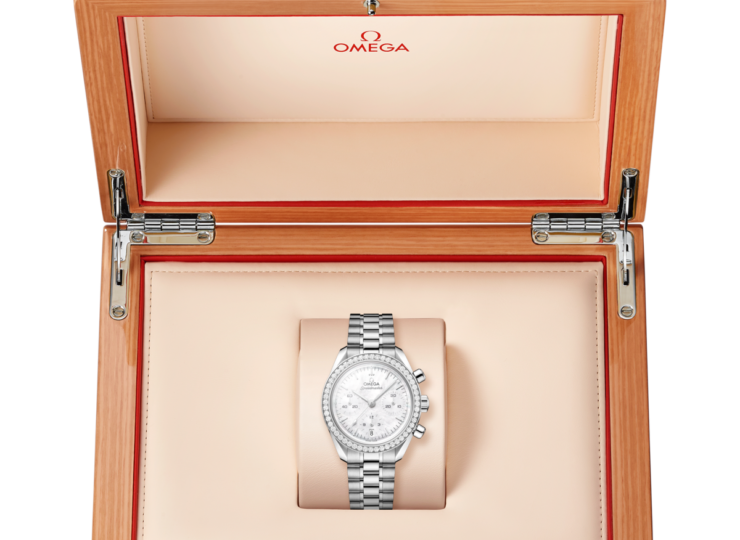 OMEGA スピードマスター 38mm ホワイト文字盤 ステンレススティール ブレスレット ダイヤモンド・ベゼル 324.15.38.50.05.001 外箱