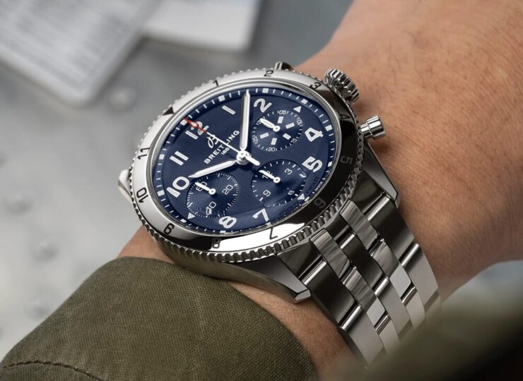 BREITLING クラシック アヴィ クロノグラフ 42 トリビュート トゥ ヴォート F4U コルセア ブルー文字盤 A233801A1C1A1