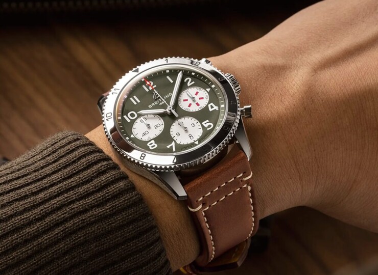 BREITLING クラシック アヴィ クロノグラフ 42 カーチス ウォーホーク グリーン文字盤 A233802A1L1X1