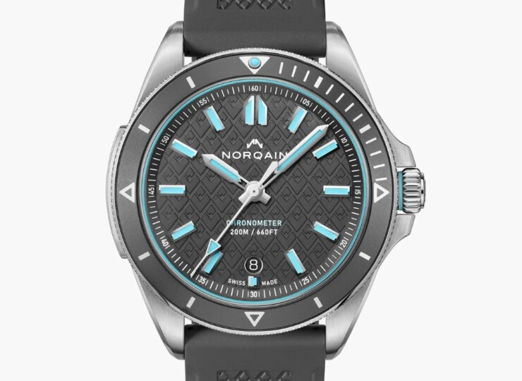 NORQAIN Adventure 40mm ライトブルー文字盤 マウンテンデザインの施されたグレーラバーストラップ ピンバックル N1300.08S01.G01.R01