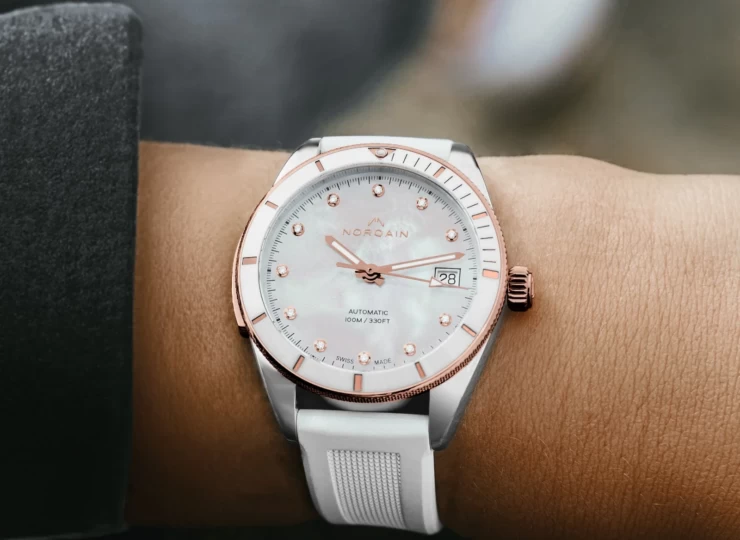 NORQAIN Adventure 37mm マザーオブパール文字盤 ライトブルーラバー N1800.08S08.W01.R01