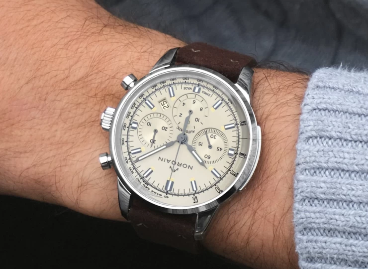 NORQAIN Freedom Chrono 43mm ホワイト文字盤 エボニーアルカンターラストラップ ピンバックル N2200.18S01.C01.V01
