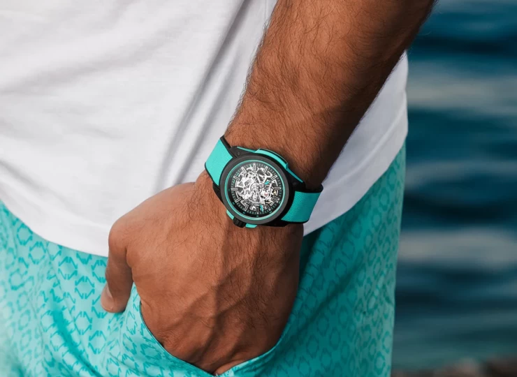 NORQAIN Wild ONE Skeleton 42mm ブラック スケルトン文字盤 ターコイズミラネーゼデザインの一体型ラバーストラップ ピンバックル N3000.07Q27.B07.R01