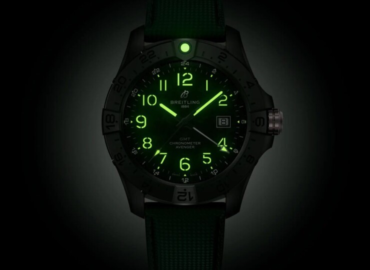 BREITLING アベンジャー オートマチック GMT 44 ナイトミッション カーボン文字盤 S32320101B1X1