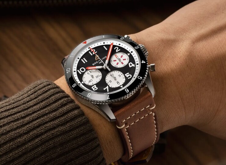 BREITLING クラシック アヴィ クロノグラフ 42 モスキート ブラック文字盤 Y233801A1B1X1